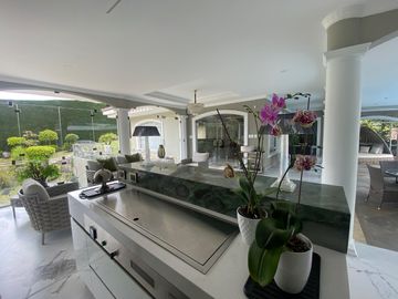 CASA DE LUJO DE UNA PLANTA EN URB PRIVADA CUMBAYA (PROX RUTA VIVA)