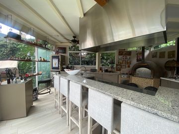 CASA DE LUJO DE UNA PLANTA EN URB PRIVADA CUMBAYA (PROX RUTA VIVA)