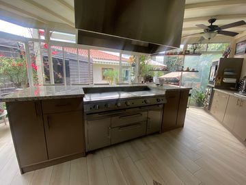 CASA DE LUJO DE UNA PLANTA EN URB PRIVADA CUMBAYA (PROX RUTA VIVA)