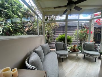 CASA DE LUJO DE UNA PLANTA EN URB PRIVADA CUMBAYA (PROX RUTA VIVA)