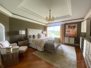 CASA DE LUJO DE UNA PLANTA EN URB PRIVADA CUMBAYA (PROX RUTA VIVA)