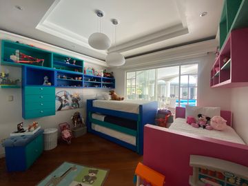 CASA DE LUJO DE UNA PLANTA EN URB PRIVADA CUMBAYA (PROX RUTA VIVA)