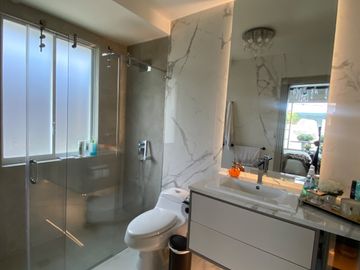 CASA DE LUJO DE UNA PLANTA EN URB PRIVADA CUMBAYA (PROX RUTA VIVA)