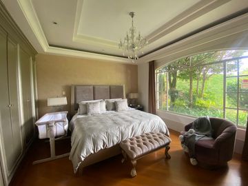 CASA DE LUJO DE UNA PLANTA EN URB PRIVADA CUMBAYA (PROX RUTA VIVA)