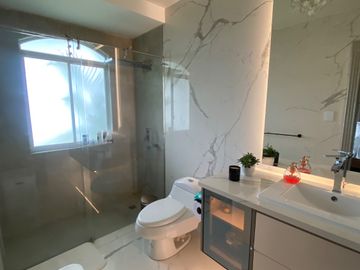 CASA DE LUJO DE UNA PLANTA EN URB PRIVADA CUMBAYA (PROX RUTA VIVA)