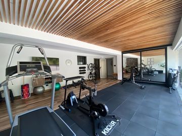 CASA DE LUJO DE UNA PLANTA EN URB PRIVADA CUMBAYA (PROX RUTA VIVA)