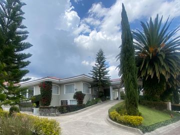 CASA DE LUJO DE UNA PLANTA EN URB PRIVADA CUMBAYA (PROX RUTA VIVA)