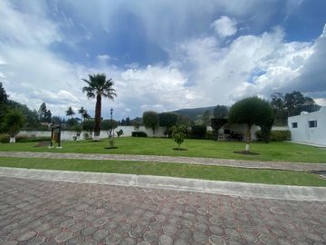 CASA DE LUJO DE UNA PLANTA EN URB PRIVADA CUMBAYA (PROX RUTA VIVA)