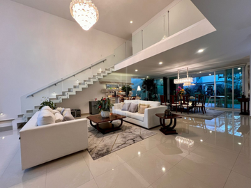 Elegante casa en venta con jardín plano en condado de sayavedra.