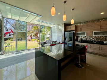 Elegante casa en venta con jardín plano en condado de sayavedra.