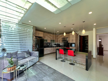 Elegante casa en venta con jardín plano en condado de sayavedra.