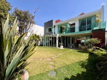 Elegante casa en venta con jardín plano en condado de sayavedra.