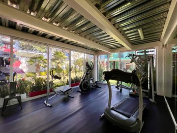 Elegante casa en venta con jardín plano en condado de sayavedra.