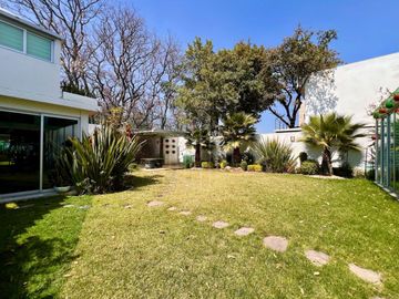 Elegante casa en venta con jardín plano en condado de sayavedra.