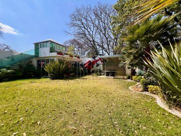 Elegante casa en venta con jardín plano en condado de sayavedra.
