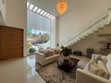 Elegante casa en venta con jardín plano en condado de sayavedra.