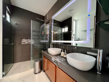 Elegante casa en venta con jardín plano en condado de sayavedra.