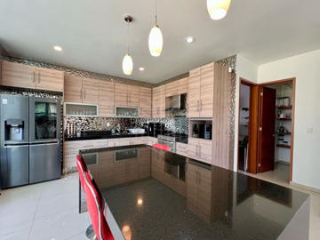 Elegante casa en venta con jardín plano en condado de sayavedra.