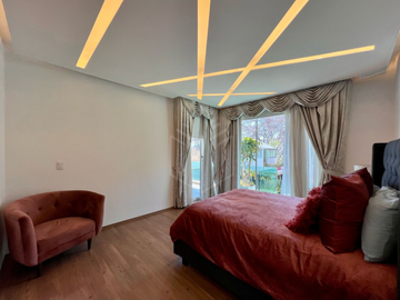 Elegante casa en venta con jardín plano en condado de sayavedra.