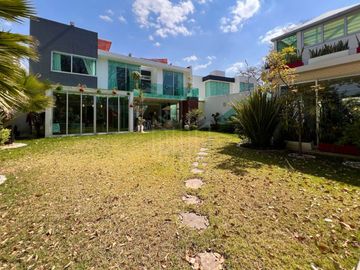 Elegante casa en venta con jardín plano en condado de sayavedra.