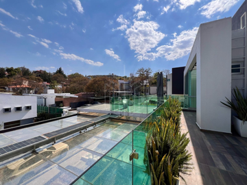 Elegante casa en venta con jardín plano en condado de sayavedra.