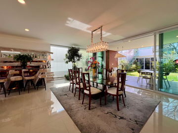 Elegante casa en venta con jardín plano en condado de sayavedra.