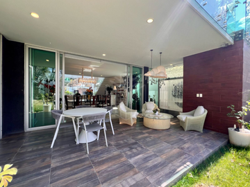 Elegante casa en venta con jardín plano en condado de sayavedra.