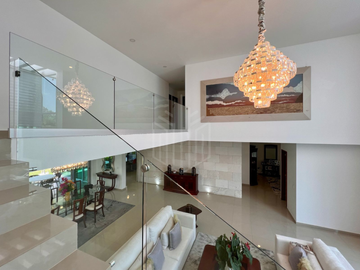 Elegante casa en venta con jardín plano en condado de sayavedra.