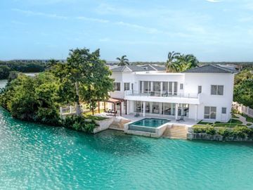 Residencia frente al lago, alberca privada, doble altura, en residencial con casa club y amenidades de lujo, Lagos del Sol, venta en Cancun