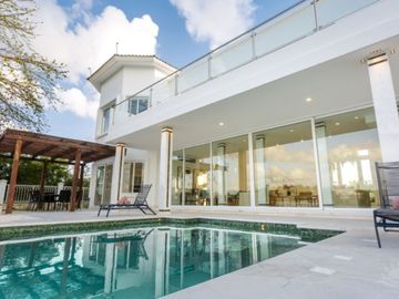 Residencia frente al lago, alberca privada, doble altura, en residencial con casa club y amenidades de lujo, Lagos del Sol, venta en Cancun