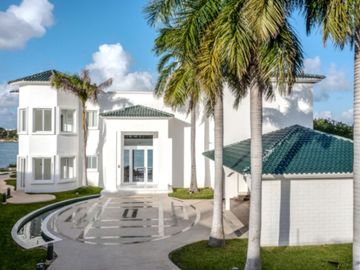 Residencia frente al lago, alberca privada, doble altura, en residencial con casa club y amenidades de lujo, Lagos del Sol, venta en Cancun