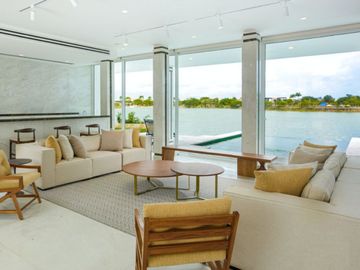 Residencia frente al lago, alberca privada, doble altura, en residencial con casa club y amenidades de lujo, Lagos del Sol, venta en Cancun