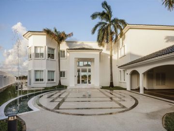 Residencia frente al lago, alberca privada, doble altura, en residencial con casa club y amenidades de lujo, Lagos del Sol, venta en Cancun