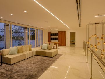 Residencia frente al lago, alberca privada, doble altura, en residencial con casa club y amenidades de lujo, Lagos del Sol, venta en Cancun