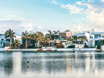 Residencia frente al lago, alberca privada, doble altura, en residencial con casa club y amenidades de lujo, Lagos del Sol, venta en Cancun