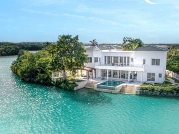 Residencia frente al lago, alberca privada, doble altura, en residencial con casa club y amenidades de lujo, Lagos del Sol, venta en Cancun