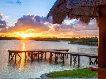 Residencia frente al lago, alberca privada, doble altura, en residencial con casa club y amenidades de lujo, Lagos del Sol, venta en Cancun