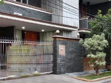 Rumah Gayungsari Barat  Carport 4 Mobil Siap Huni
