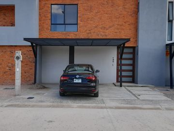 HERMOSA RENTA CASA (PRIVADA EN POZOS)