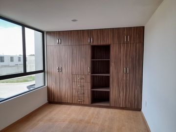 HERMOSA RENTA CASA (PRIVADA EN POZOS)
