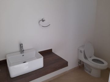 HERMOSA RENTA CASA (PRIVADA EN POZOS)