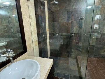 EXCLUSIVA CASA FRENTE AL MAR EN LA PUNTA 🌊 + DEPARTAMENTO ADICIONAL 🏠