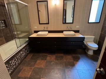 EXCLUSIVA CASA FRENTE AL MAR EN LA PUNTA 🌊 + DEPARTAMENTO ADICIONAL 🏠