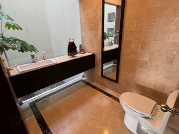 EXCLUSIVA CASA FRENTE AL MAR EN LA PUNTA 🌊 + DEPARTAMENTO ADICIONAL 🏠