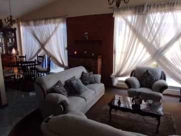 Casa en Venta con Local comercial de una sola planta en Metepec