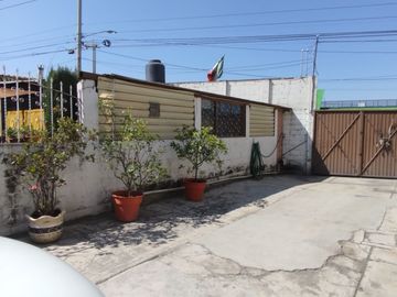 Casa en Venta con Local comercial de una sola planta en Metepec