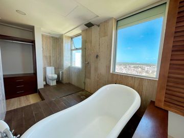 IMPRESIONANTE DEPARTAMENTO CON VISTAS PANORÁMICAS AL MAR DE CANCÚN