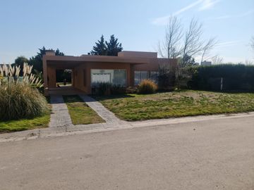 Casa en Venta– Barrio Cerrado Bosque Alto