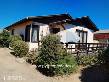 EN VENTA! BELLA CASA A PASOS DE LA PLAYA EN ALGARROBO