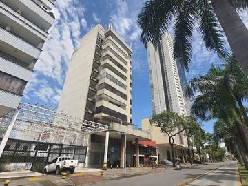 VENDON APARTAMENTO EN EL NORTE. CERCA A LA TORRE DE CALI, CON UN AREA 280M2